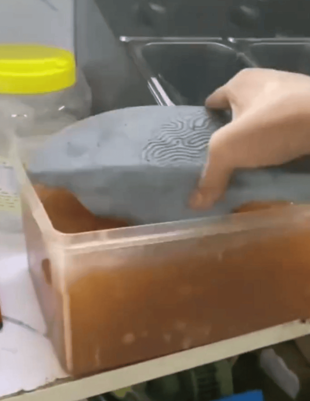 深圳一奶茶店员工脱下拖鞋放进小料盆<strong></p>
<p>tp钱包官方网站</strong>,店长称其第一天上班已被警方带走 “贡茶总部”否认是加盟店