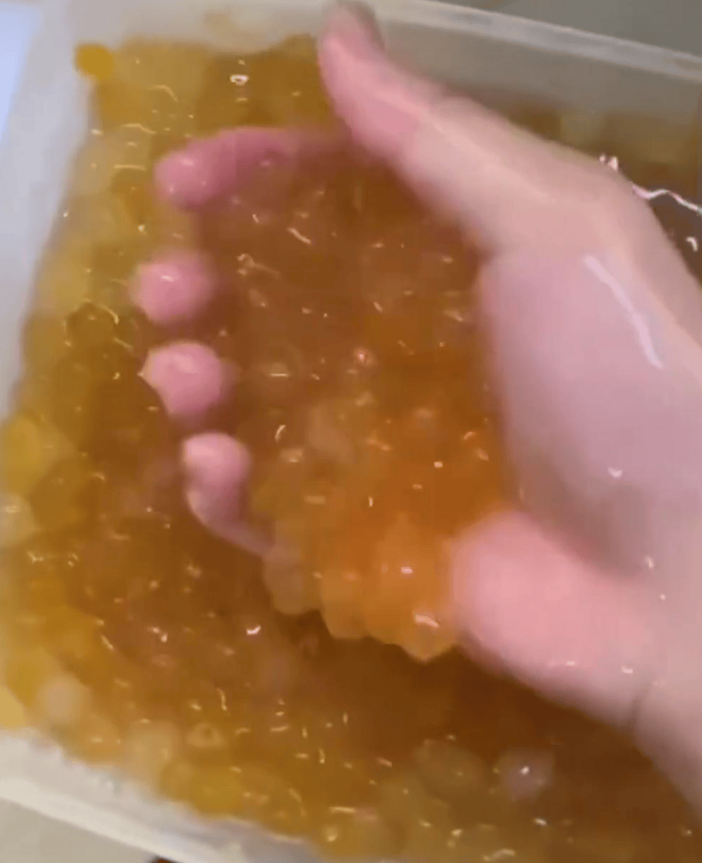 深圳一奶茶店员工脱下拖鞋放进小料盆<strong></p>
<p>tp钱包官方网站</strong>,店长称其第一天上班已被警方带走 “贡茶总部”否认是加盟店