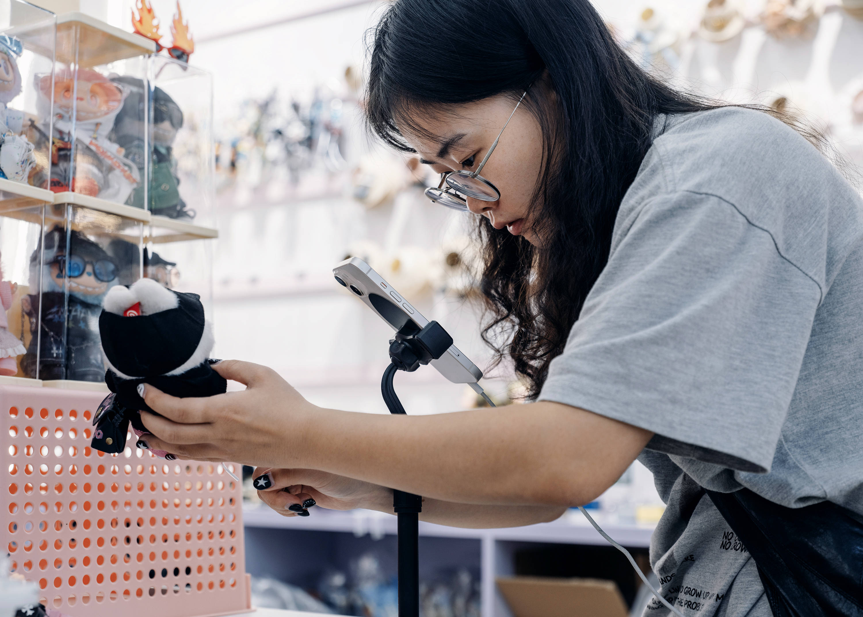 她裸辞带2万到义乌 卖玩偶衣服日入千元