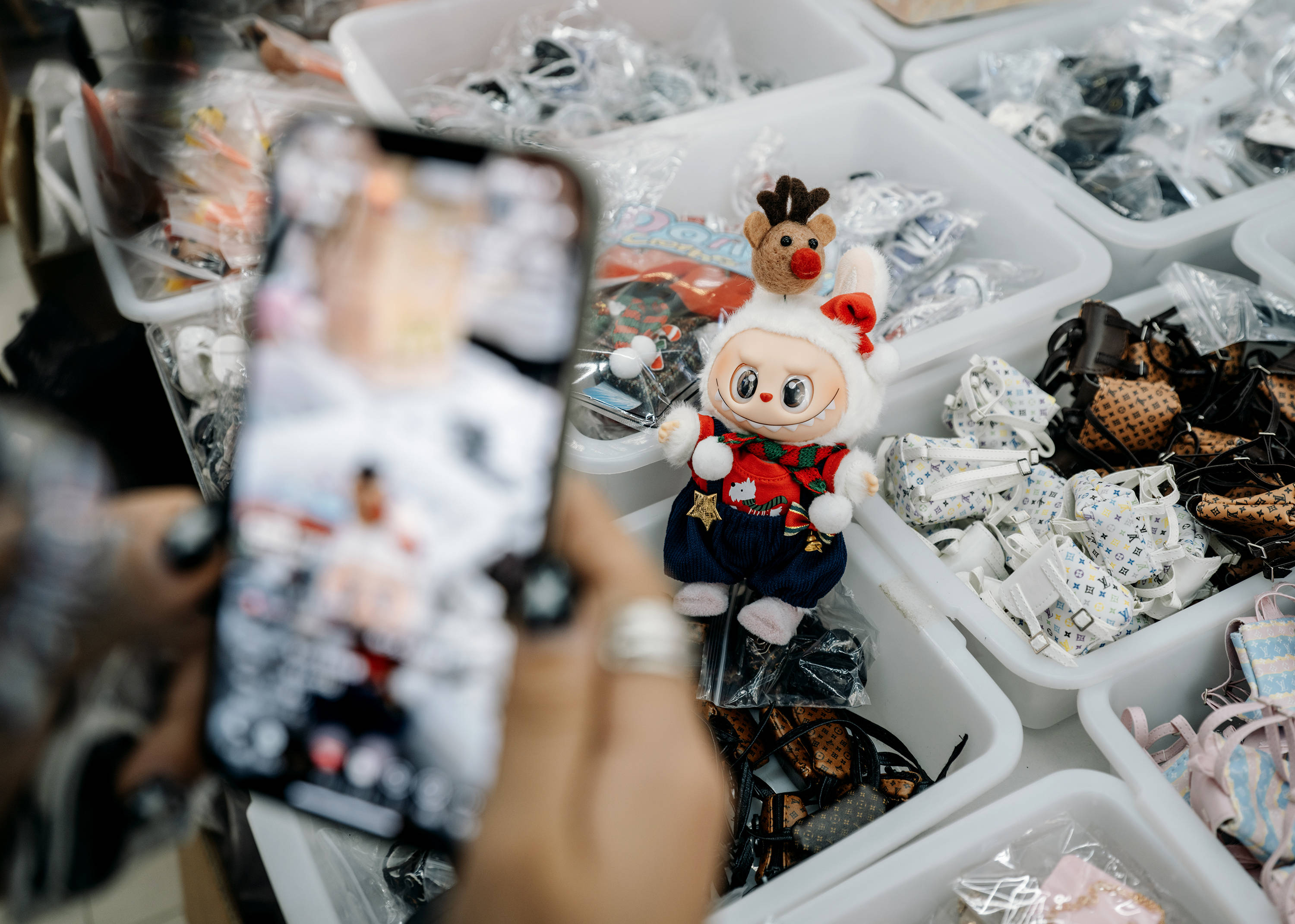 她裸辞带2万到义乌 卖玩偶衣服日入千元