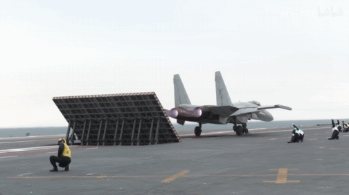 美国成了笑话：歼-35成人类首款电磁弹射五代机<strong></p>
<p>trx</strong>，美军在干啥？