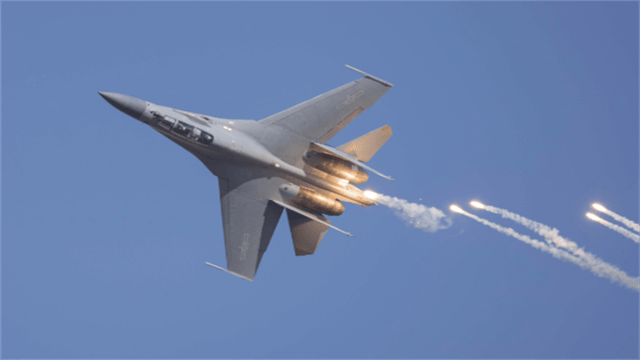 过于落后可以展示？歼20大方展示<strong></p>
<p>trx</strong>，“野兽模式”强压F35一头