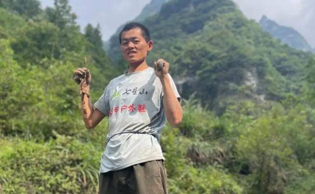 90后杨东东夺得荒野求生挑战赛冠军<strong></p>
<p>trx</strong>，每顿饭都会吃点老鼠，获10万奖金，比赛前后对比照曝光