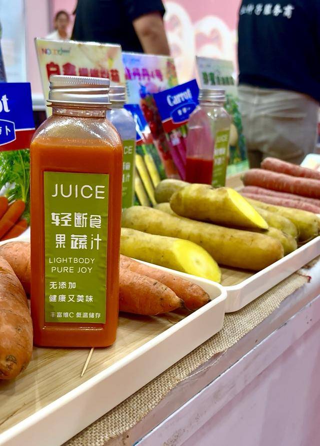 紫色向日葵、多彩胡萝卜、双色火龙果亮相青岛<strong></p>
<p>trx价格</strong>，种子盛会变身“未来食物实验室”