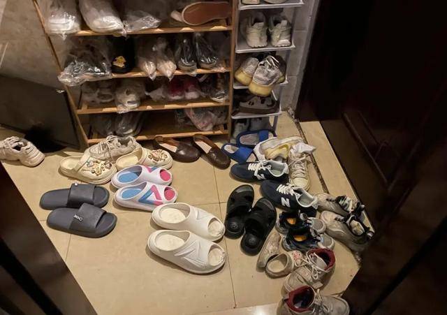 物业“不让门口放鞋子”<strong></p>
<p>TRX币</strong>,门口放鞋柜违法吗?