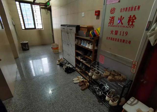 物业“不让门口放鞋子”<strong></p>
<p>TRX币</strong>,门口放鞋柜违法吗?