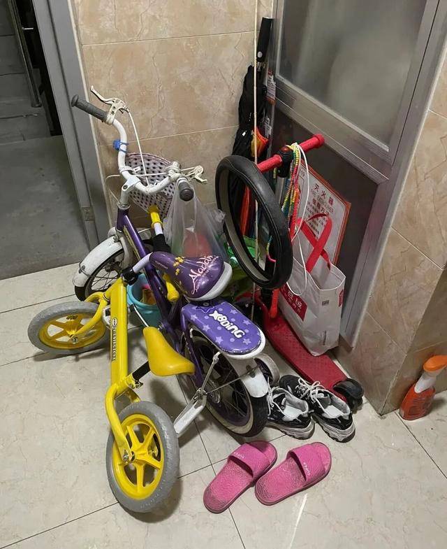 物业“不让门口放鞋子”<strong></p>
<p>TRX币</strong>,门口放鞋柜违法吗?