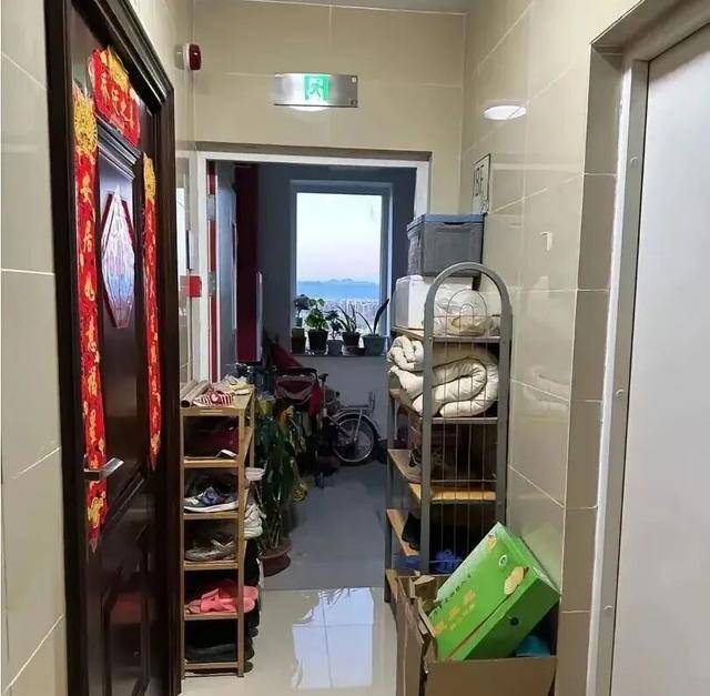 物业“不让门口放鞋子”<strong></p>
<p>TRX币</strong>,门口放鞋柜违法吗?