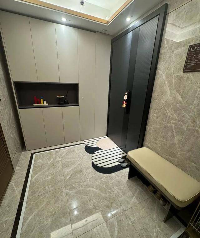 物业“不让门口放鞋子”<strong></p>
<p>TRX币</strong>,门口放鞋柜违法吗?