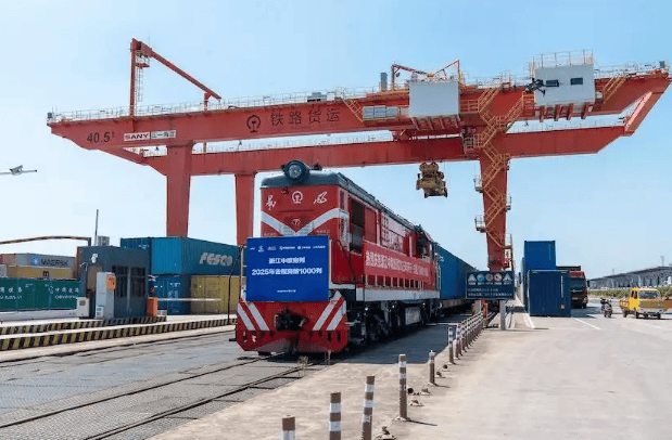 波兰放行中欧班列前，哈萨克斯坦喊话中国：可以绕开俄罗斯干件大事