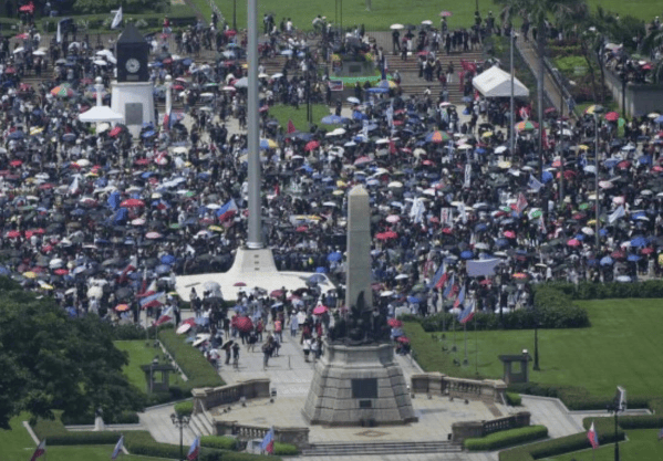 总统府前被烧成火海<strong></p>
<p>usdt价格今日行情</strong>，总统却下落不明！菲律宾一夜变天，20城全乱了