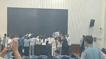 家长跪地被学生轮流踩踏<strong></p>
<p>usdt钱包官方下载</strong>,校方凌晨道歉