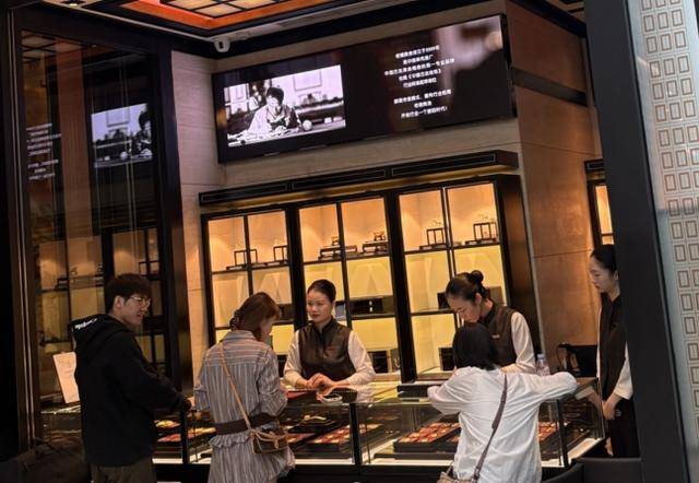 金价创历史新高！北京黄金消费“量价齐飞”<strong></p>
<p>usdt钱包官方下载</strong>，年轻人买金饰当“理财”，买涨不买跌成共识｜华夏双节观察