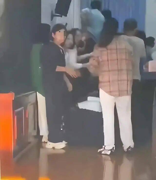 家长们跪成一排<strong></p>
<p>usdt钱包官方下载</strong>，学生蒙眼从背上踩过？教育局回应河南一中学举办活动引热议：正调查处理