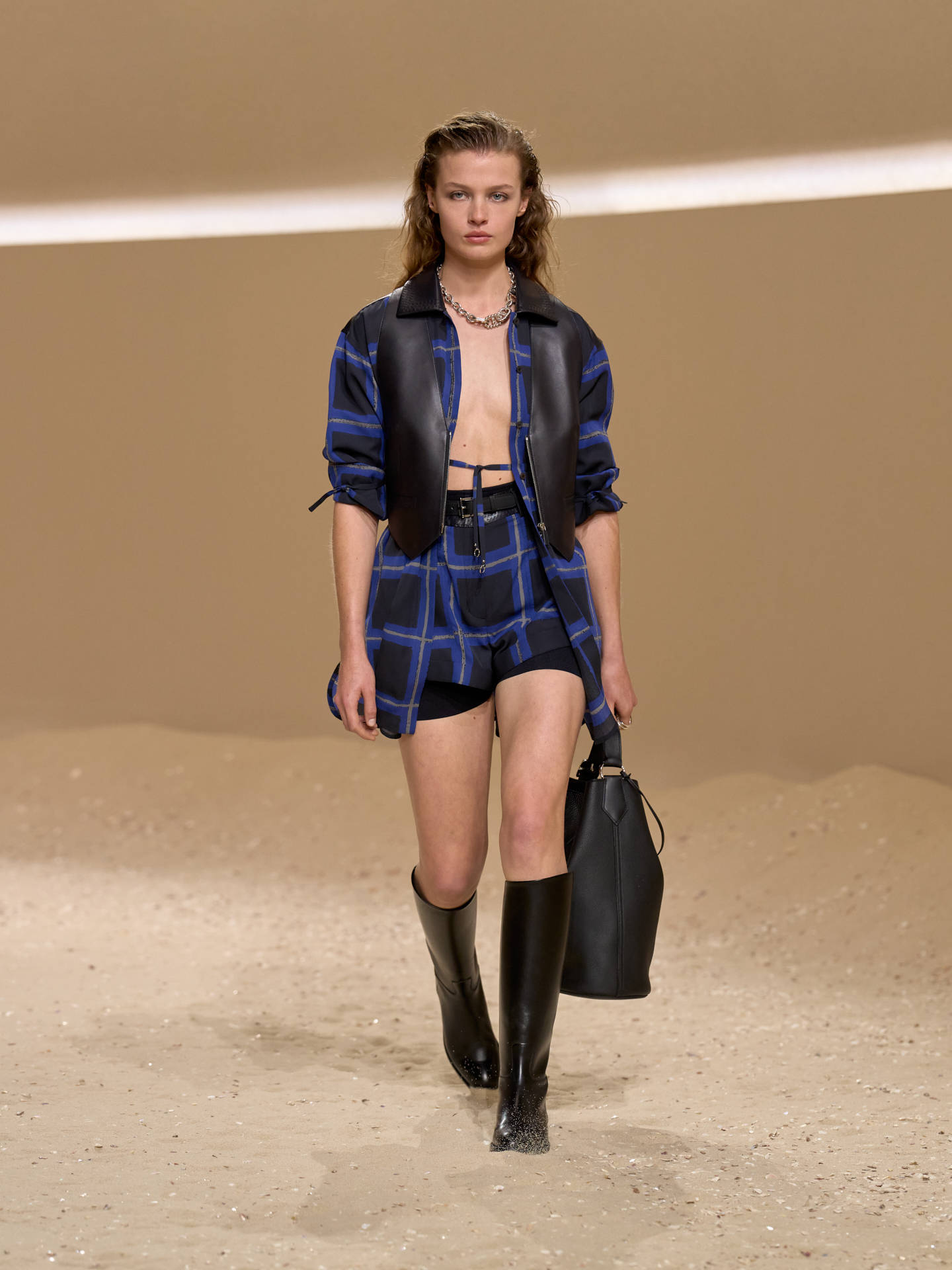 爱马仕秀场变沙滩<strong></p>
<p>usdt钱包官方下载</strong>，丝巾变上衣、亮色包袋注入新活力！