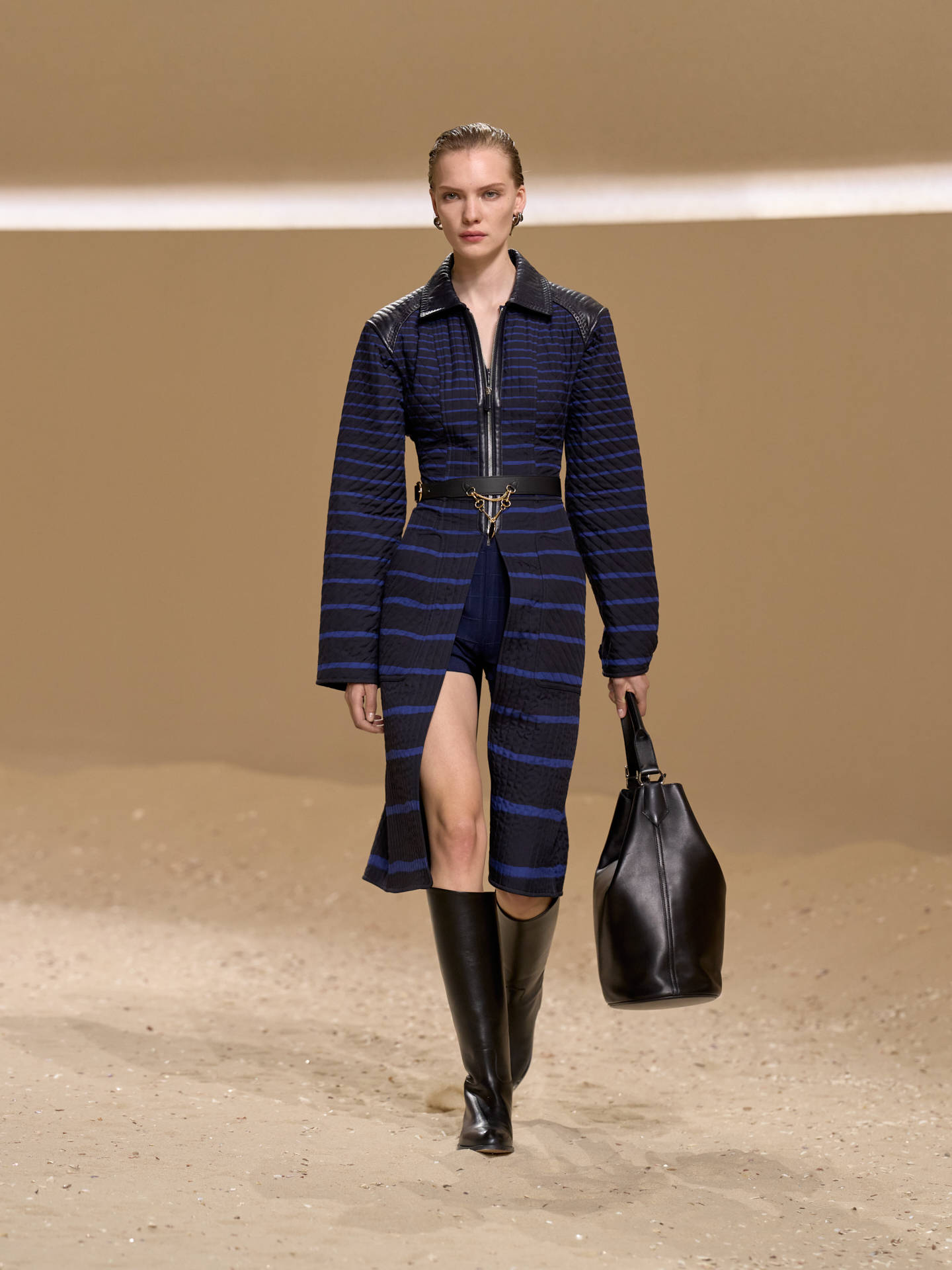 爱马仕秀场变沙滩<strong></p>
<p>usdt钱包官方下载</strong>，丝巾变上衣、亮色包袋注入新活力！