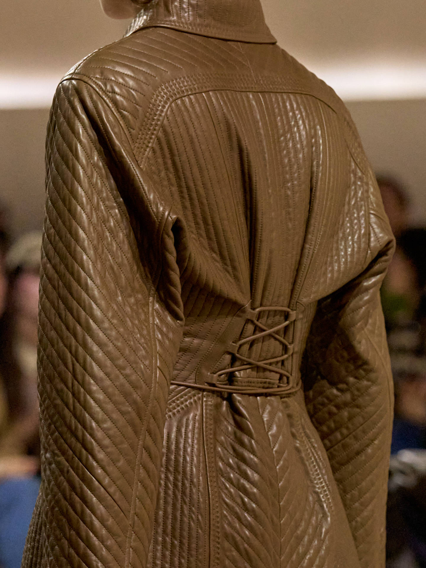 爱马仕秀场变沙滩<strong></p>
<p>usdt钱包官方下载</strong>，丝巾变上衣、亮色包袋注入新活力！