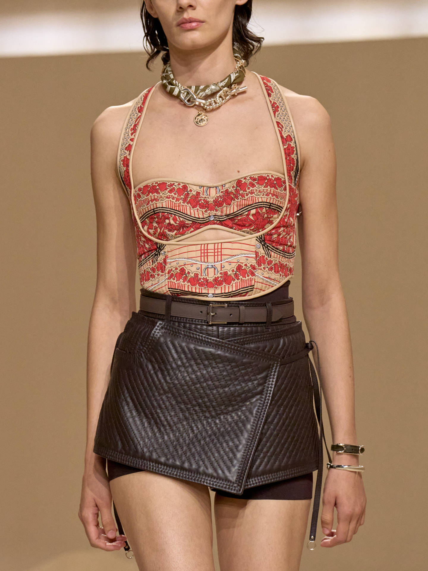 爱马仕秀场变沙滩<strong></p>
<p>usdt钱包官方下载</strong>，丝巾变上衣、亮色包袋注入新活力！