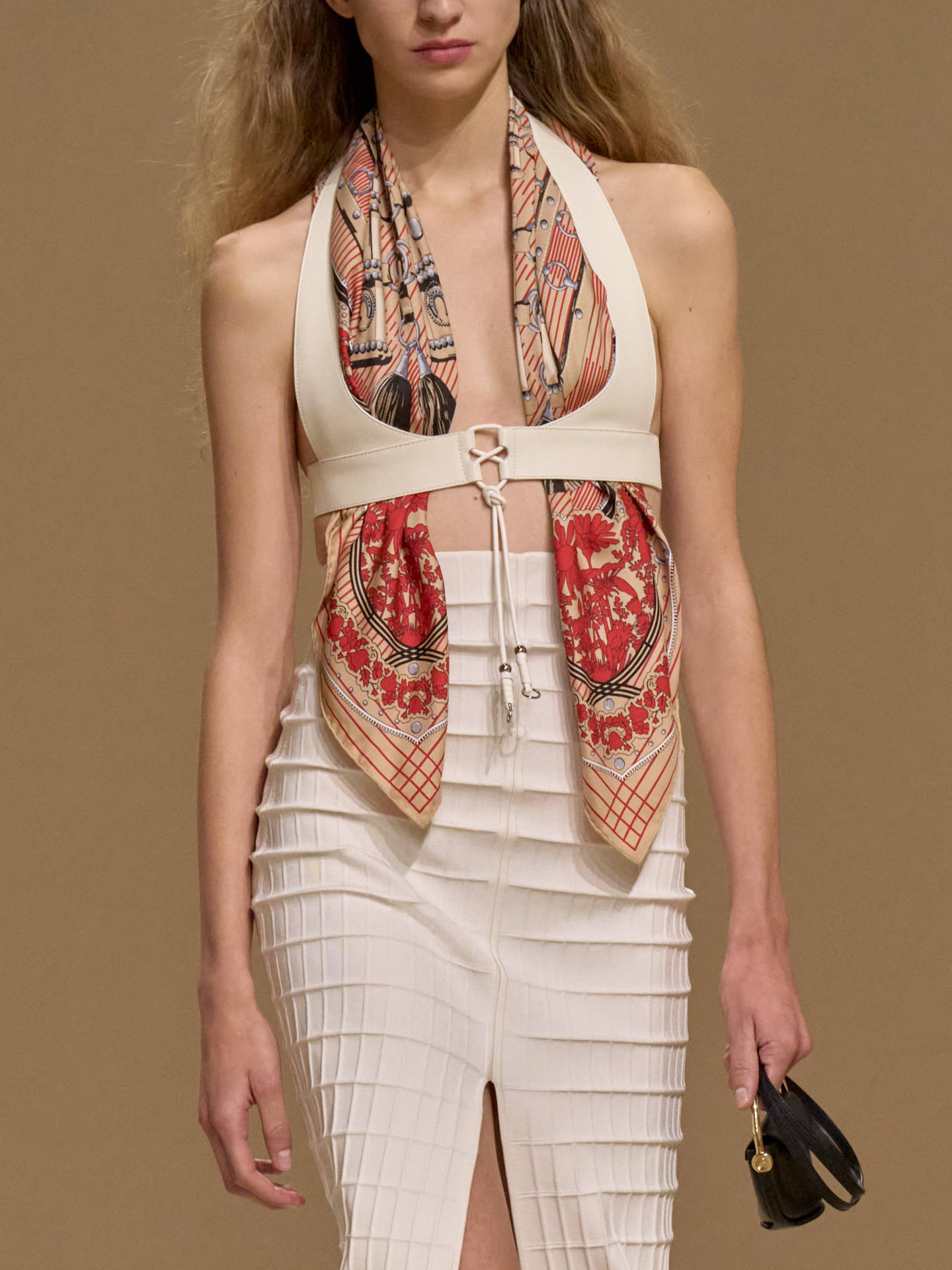 爱马仕秀场变沙滩<strong></p>
<p>usdt钱包官方下载</strong>，丝巾变上衣、亮色包袋注入新活力！