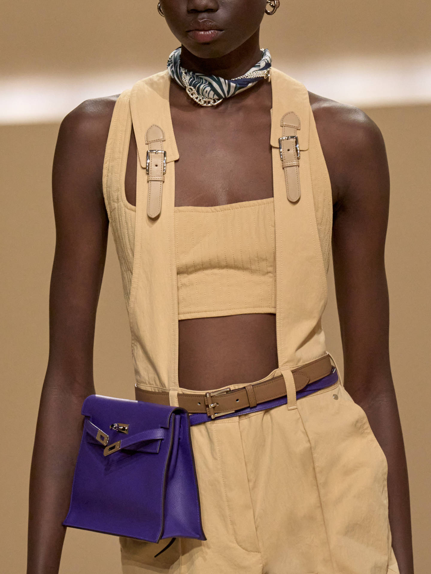 爱马仕秀场变沙滩<strong></p>
<p>usdt钱包官方下载</strong>，丝巾变上衣、亮色包袋注入新活力！