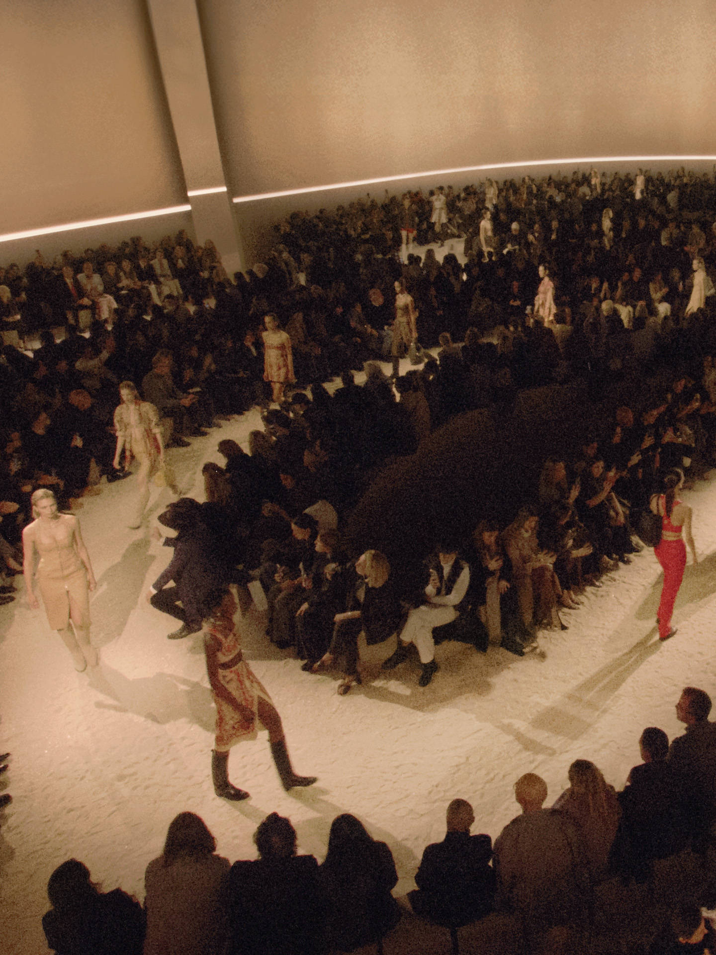 爱马仕秀场变沙滩<strong></p>
<p>usdt钱包官方下载</strong>，丝巾变上衣、亮色包袋注入新活力！