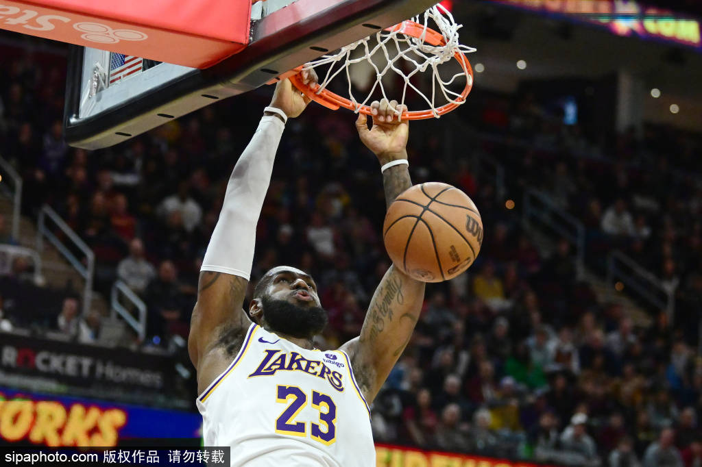 詹姆斯或将加盟独行侠！湖人交易方案引发热议