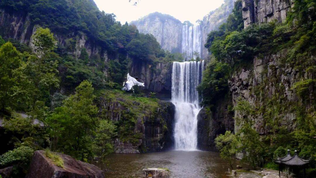 女生瀑布前拍视频<strong></p>
<p>usdt交易平台</strong>，空中突然飘来一排人