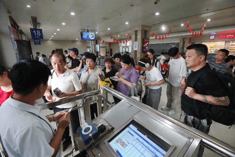 国庆返程高峰特写：全国最大收费站亮起“星河”<strong></p>
<p>usdt交易平台</strong>，“后备箱母爱大赛”又来了