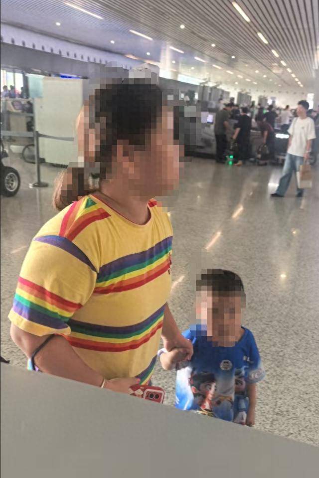 双胞胎哥哥在杭州东站被陌生女子抱走？派出所全员出动，20分钟锁定“嫌疑人”，万万没想到……