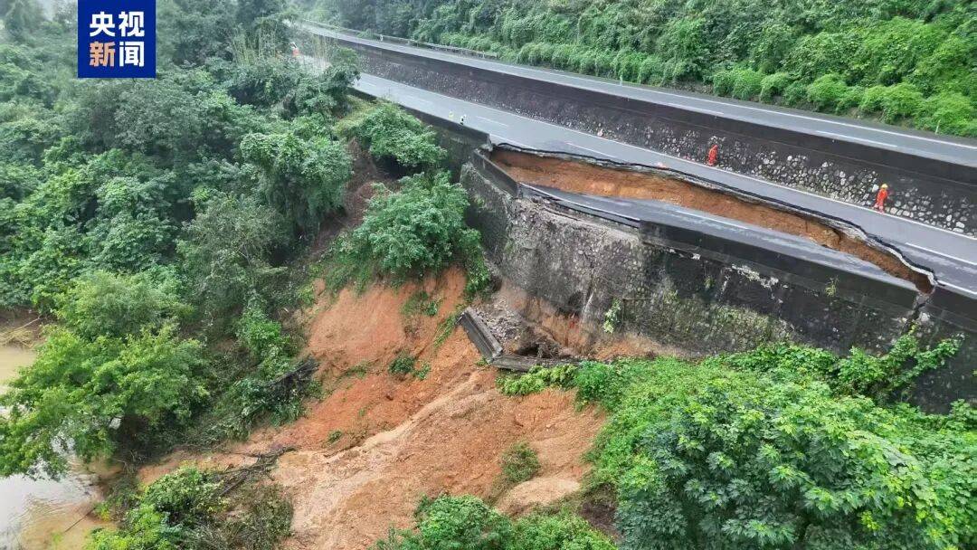 广西百色一高速公路开裂下沉！裂缝长约30米，塌陷处最深超2米