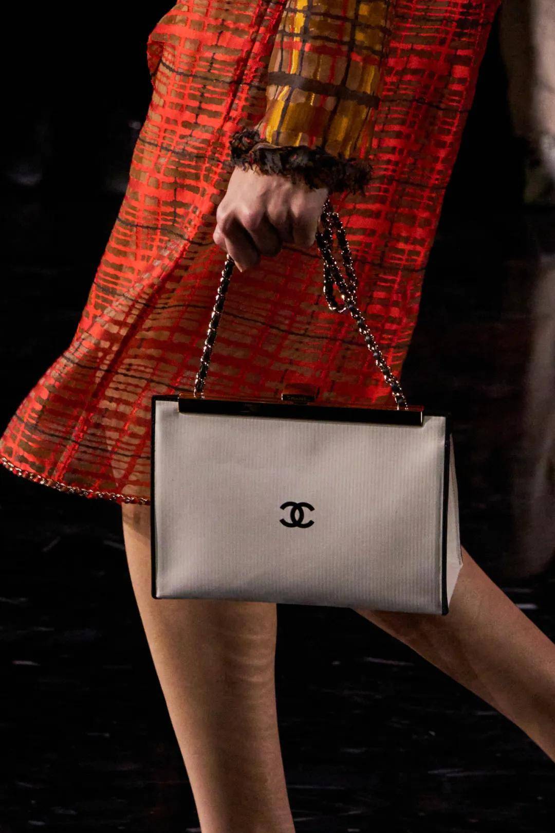 周迅、窦靖童、刘雯、井柏然同框围观香奈儿的新秘密