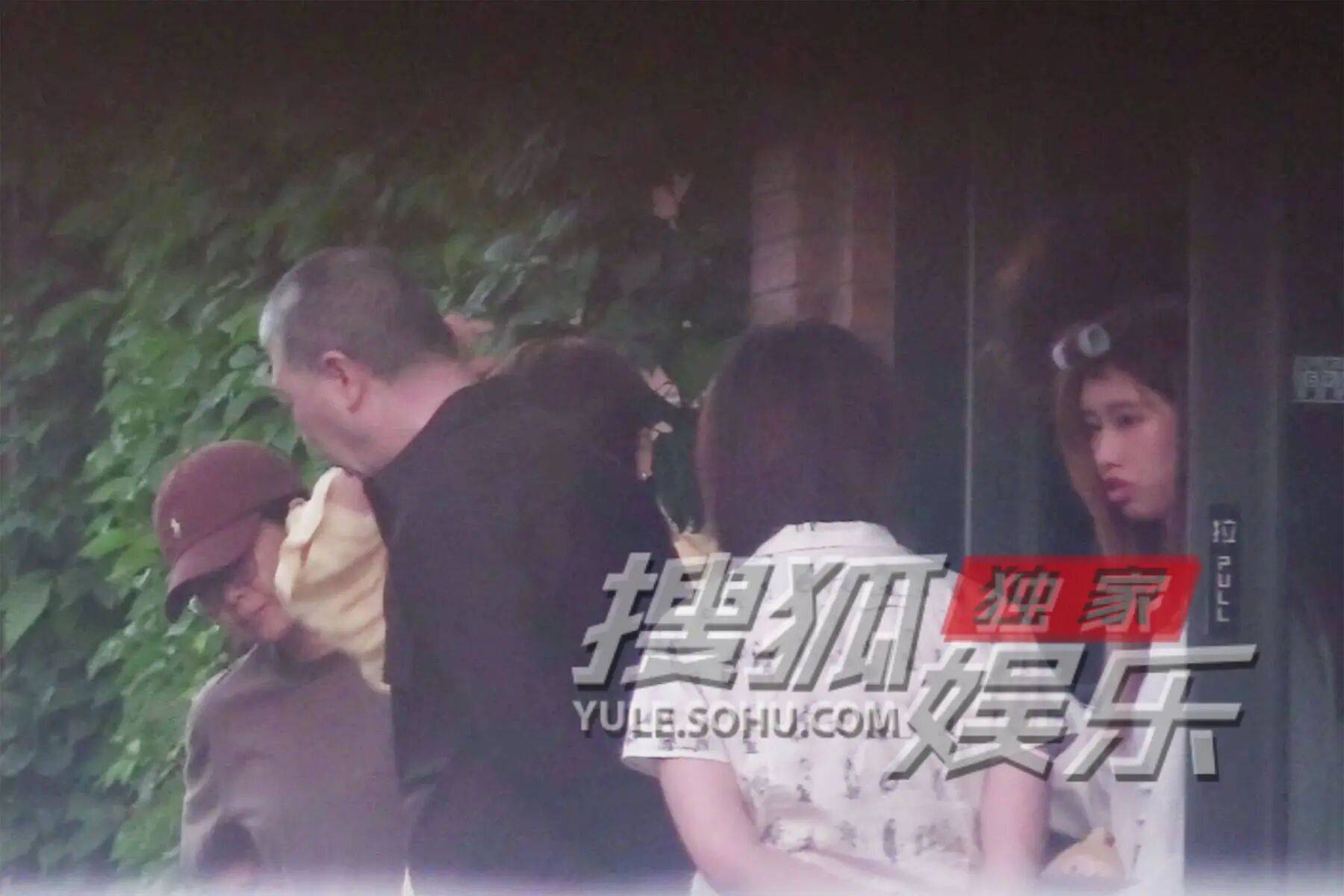 考古|冯小刚带女儿去陈思诚工作室！开个人账号还读影视专业，她也要“女承父业”吗？