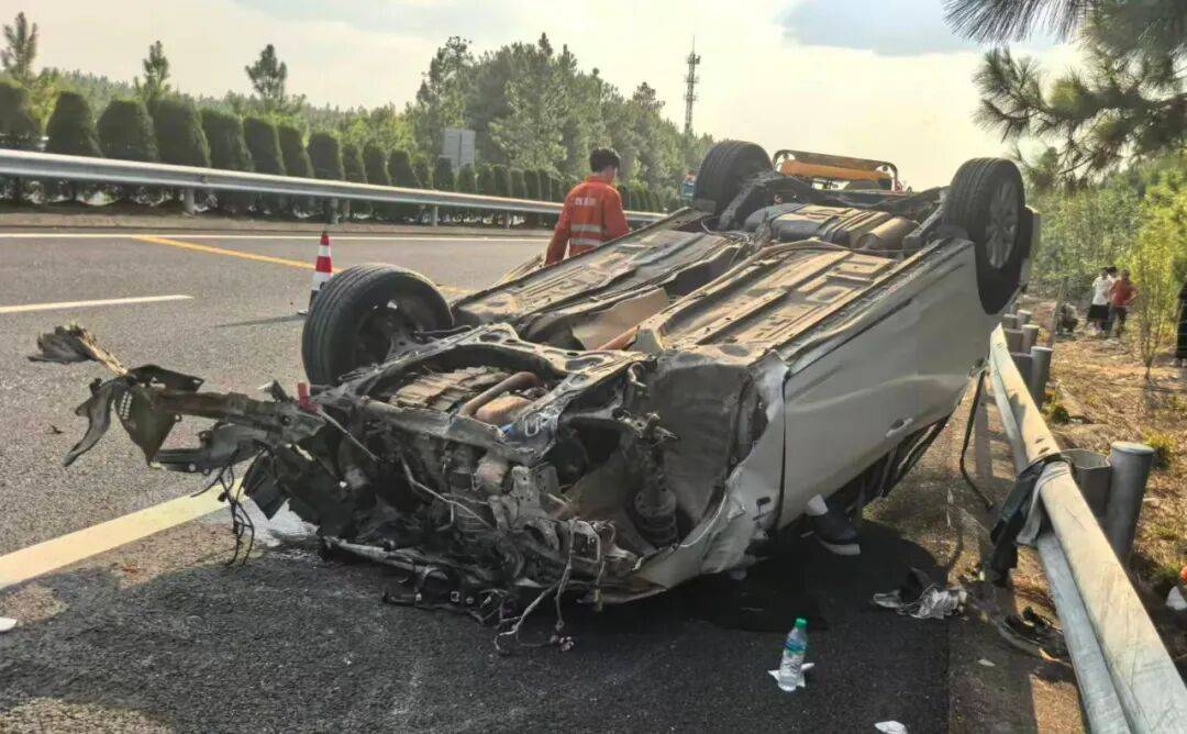 “我撒谎天打雷劈！”男子高速突然强行变道致翻车<strong></p>
<p>usdt货币</strong>，反诬赖对方