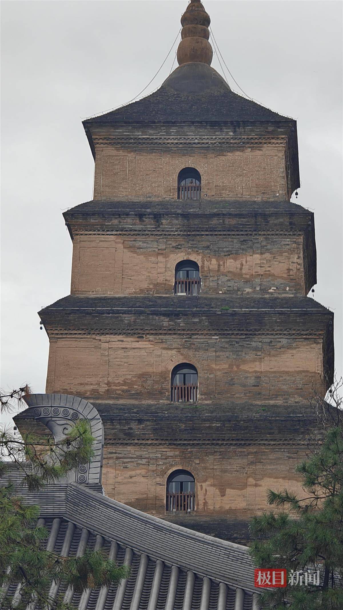 西安连续一个多月降雨遍地长蘑菇<strong></p>
<p>usdt币</strong>，大雁塔受潮，城墙布满青苔，气象局解释成因