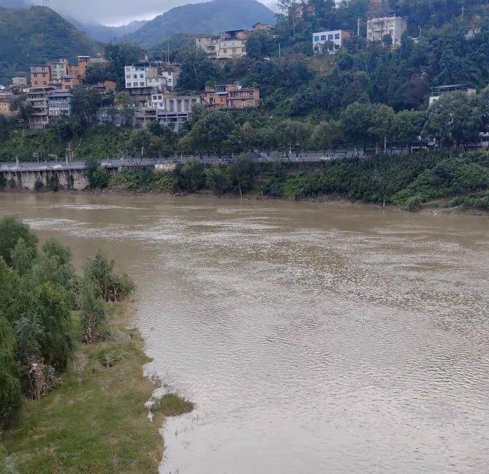 婚礼当天跳河男子家属：希望看到接亲头车的行车记录仪画面