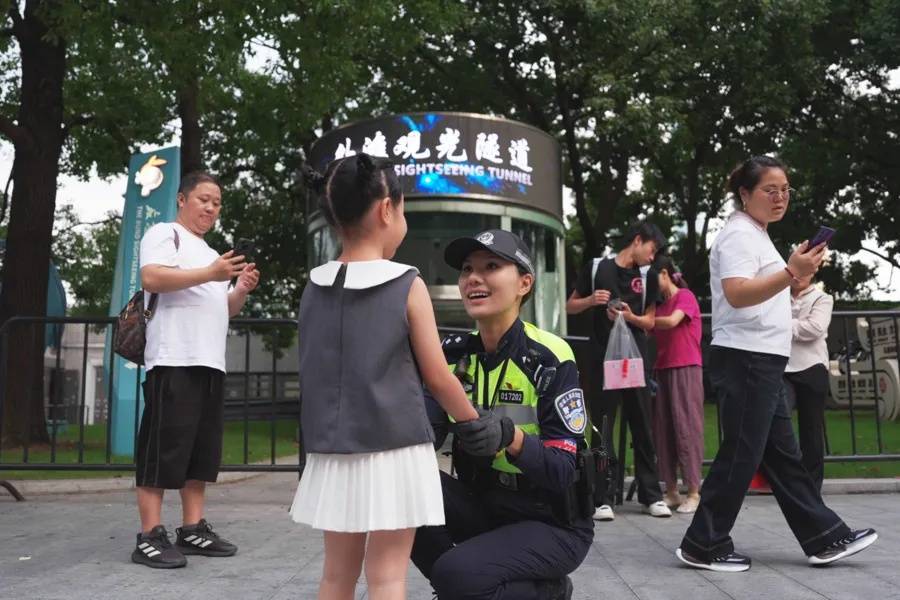 上海外滩“最美女警”被盯上！为了拍她<strong></p>
<p>usdt钱包下载</strong>，有人连续蹲守几天