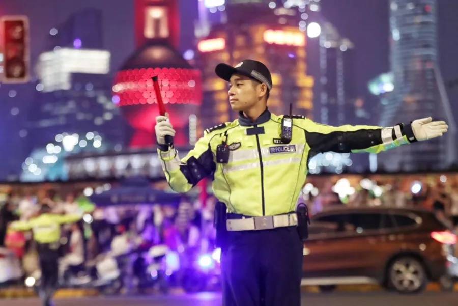 上海外滩“最美女警”被盯上！为了拍她<strong></p>
<p>usdt钱包下载</strong>，有人连续蹲守几天