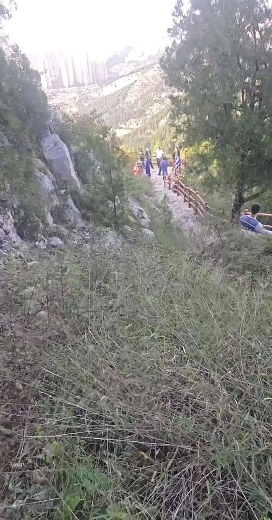 济南29岁失踪男子遗体在玉函山悬崖被驴友发现：或是天黑迷路后失足，遗体距家仅2公里；家属当场失声痛哭