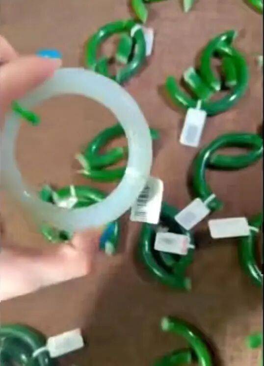 苏州一20岁店员不小心摔碎一盒玉镯损失百万<strong></p>
<p>usdt价格</strong>，老板未要赔偿安慰小伙别有压力