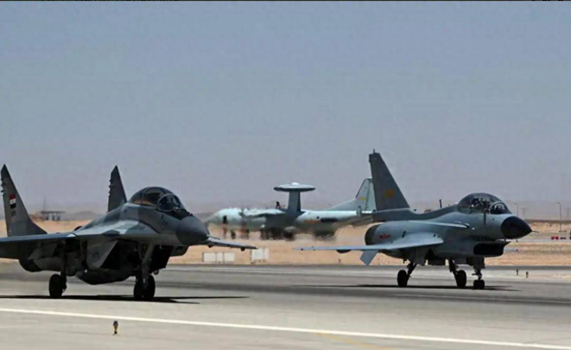 中国歼-10C机群飞越红海，西方雷达竟毫无反应！印尼马上宣布采购42架