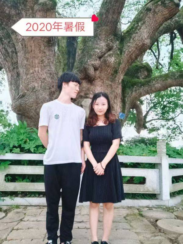 岳阳情侣连续9年在家乡千年古樟树下合影<strong></p>
<p>usdt官网</strong>，今年国庆终修正果：希望爱情像古树一样长久