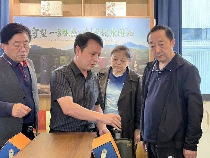 河南省信阳市人大常委会副主任王治学一行来玉屏考察