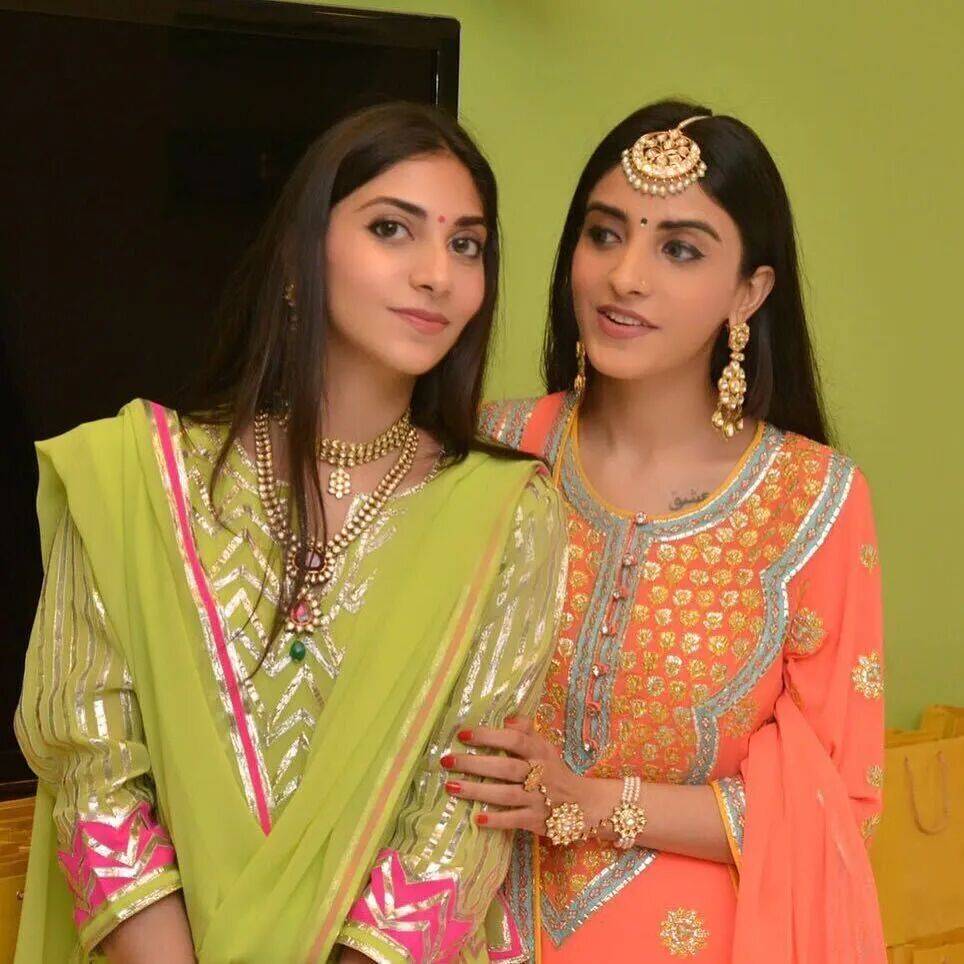 爱马仕当“头饰”<strong></p>
<p>usdt官网</strong>，香奈儿挂满身，这对“神秘姐妹”是谁？