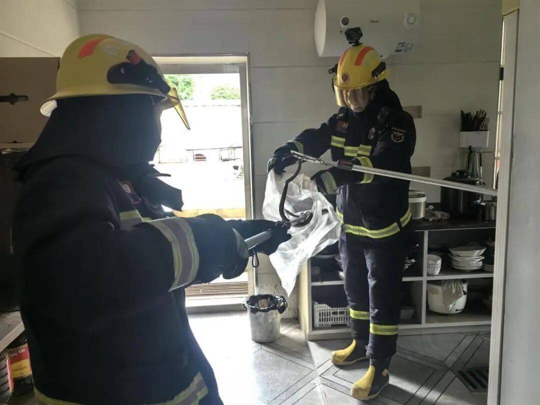 女子半夜上厕所，马桶里突然窜出一条蛇！