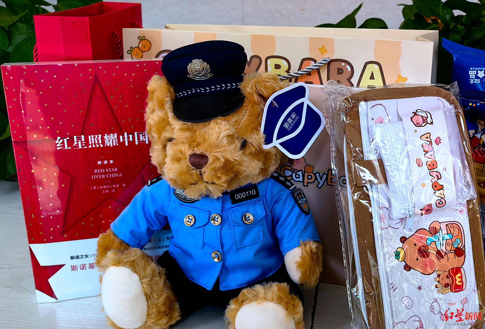 初二男生捡到1.4万余元现金<strong></p>
<p>徐家汇股票</strong>，淡定拍视频后报警物归失主，民警送“奖”到校园