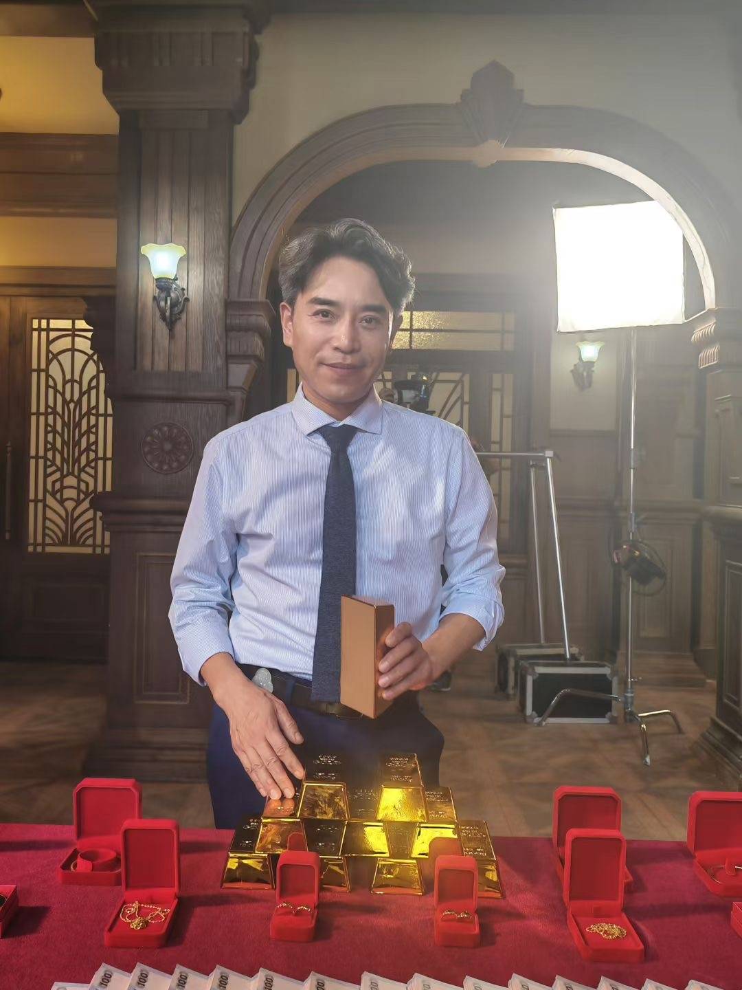 单亲妈妈演短剧日薪千元 成恶婆婆专业户