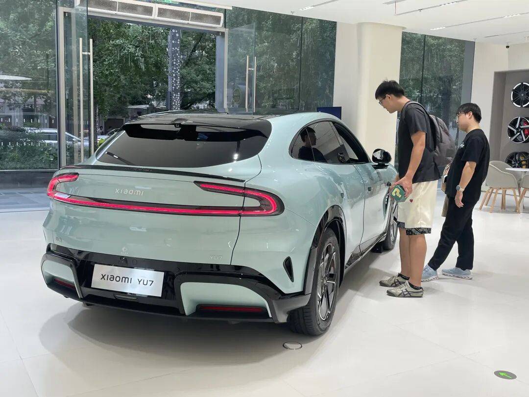 车轮飞滚十余米！武汉小米SU7断轴撞护栏<strong></p>
<p>徐家汇股票</strong>，一月内两起脱落事故，官方回应仍含糊