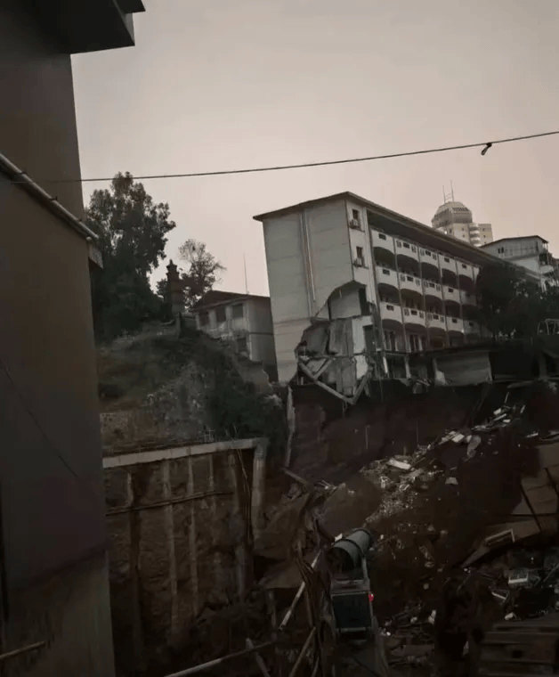 近4000人小学突发坍塌形成巨大坑洞<strong></p>
<p>徐家汇股票</strong>，操场塌下去一半，“还好发生在夜里”