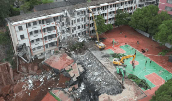 近4000人小学突发坍塌形成巨大坑洞<strong></p>
<p>徐家汇股票</strong>，操场塌下去一半，“还好发生在夜里”