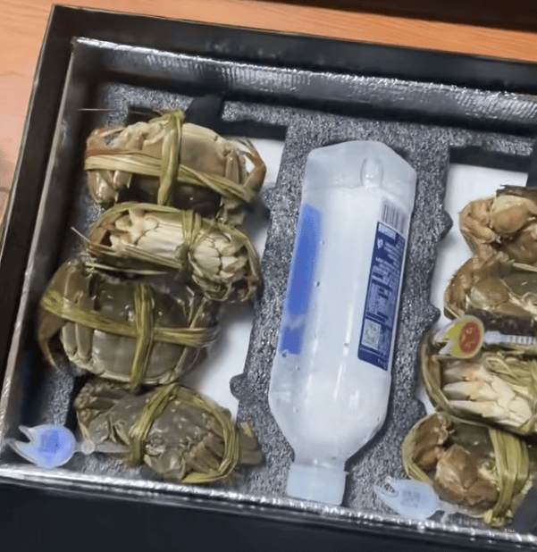 消费者花400元买到臭蟹客服建议蘸醋吃<strong></p>
<p>徐家汇股票</strong>,“包退包赔”的售后执行严苛,网红蟹太太信任危机凸显,被协会除名屡遭行政处罚